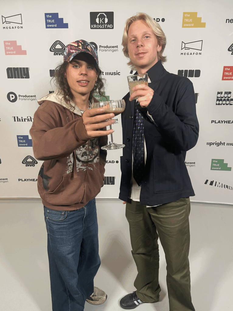 Baske - Under Stjernerne - the TRUE Award 2025 - Bertil Vorre - Aske Nygaard Bramming - Sebastian Woll - Mellow Management - Warner Music - The TRUE Award 2025 - NEW-LAND - Sølvmedalje - Official Music